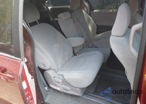 2015 Toyota Sienna Le 8 Passenger z USA, uszkodzony, nr VIN 5TDKK3DC5FS576035